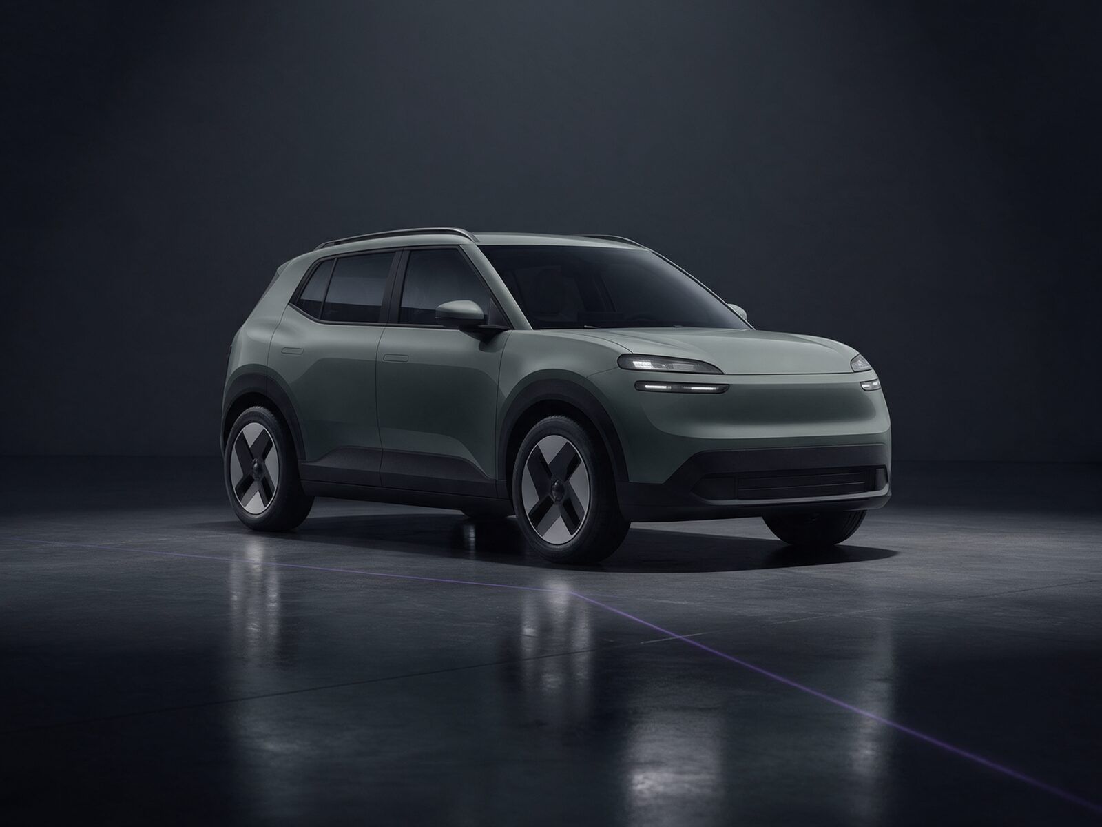 Adaçayı grisi kompakt SUV, koyu stüdyoda mor ışık çizgisi üzerinde, önden çapraz görünüm